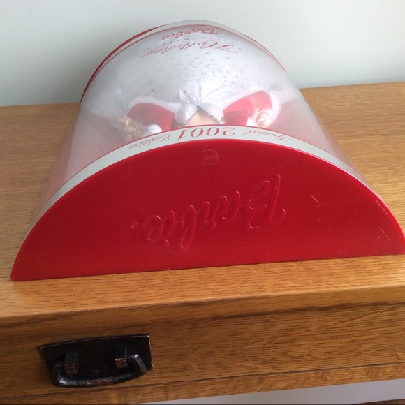 Holiday Celebration Barbie 2001 Special Edition - Picture 9 of 11